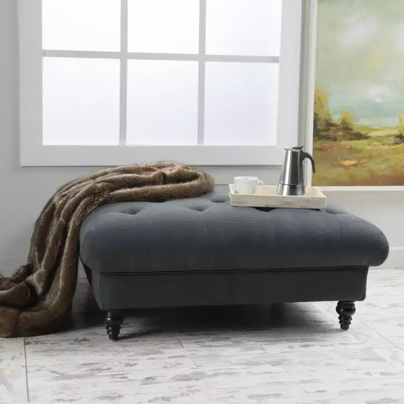 Pouf quadrato capitonné con cuciture a rombi e gambe in betulla