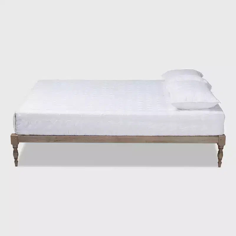 Struttura letto a piattaforma in legno con gambe tornite