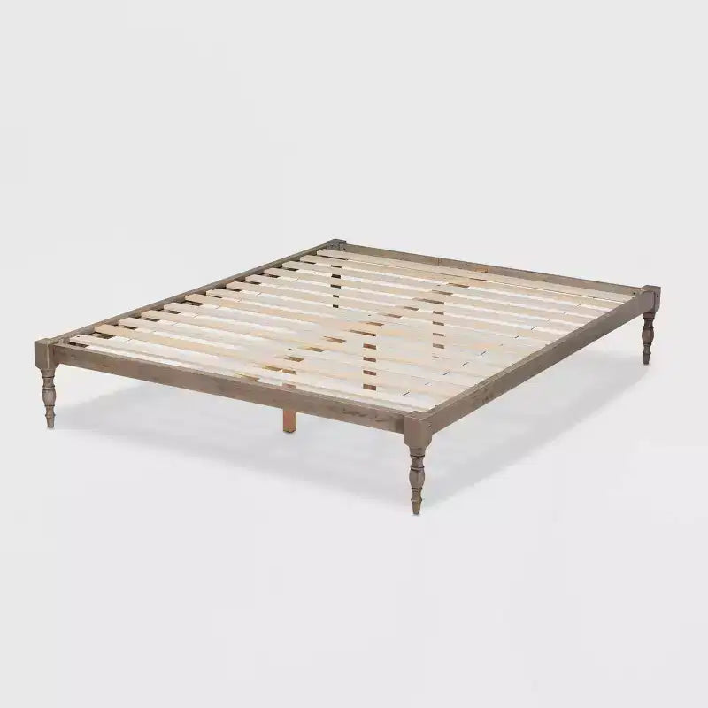 Struttura letto a piattaforma in legno con gambe tornite
