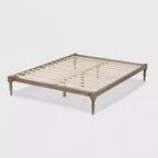 Struttura letto a piattaforma in legno con gambe tornite