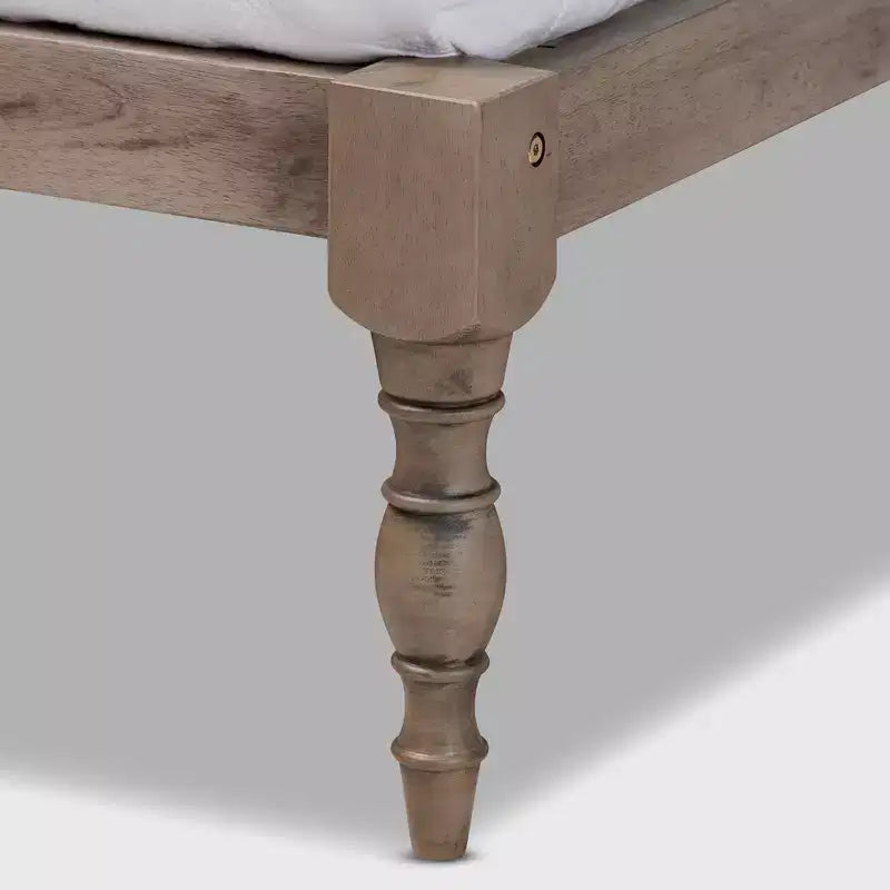 Struttura letto a piattaforma in legno con gambe tornite