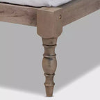 Struttura letto a piattaforma in legno con gambe tornite