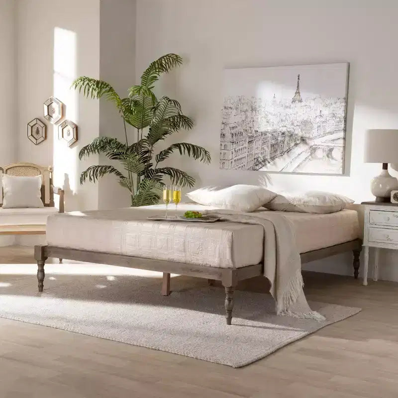 Struttura letto a piattaforma in legno con gambe tornite