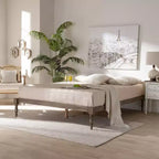 Struttura letto a piattaforma in legno con gambe tornite