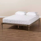 Struttura letto a piattaforma in legno con gambe tornite