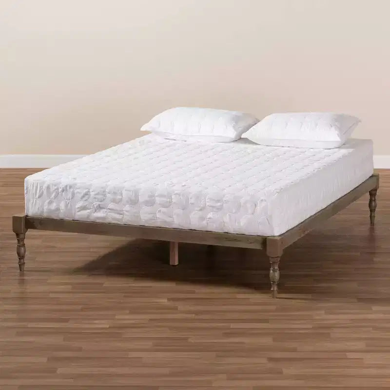 Struttura letto a piattaforma in legno con gambe tornite