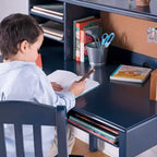 Set Scrivania e Sedia per Bambini con Credenza – Tavolo da Studio in Legno con Cassetti e Ripiani Contenitori