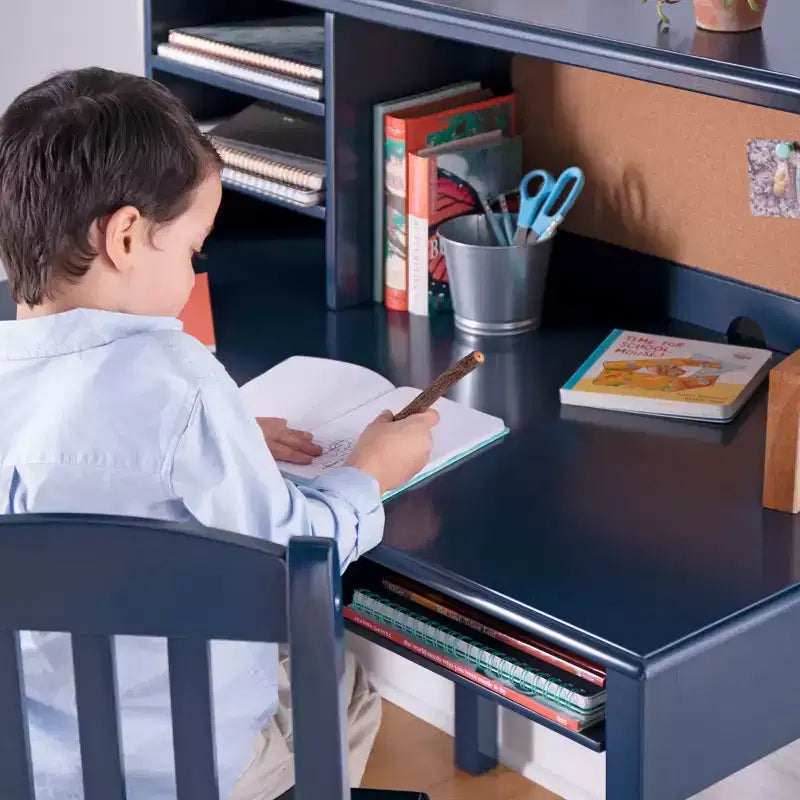 Set Scrivania e Sedia per Bambini con Credenza – Tavolo da Studio in Legno con Cassetti e Ripiani Contenitori