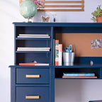 Set Scrivania e Sedia per Bambini con Credenza – Tavolo da Studio in Legno con Cassetti e Ripiani Contenitori